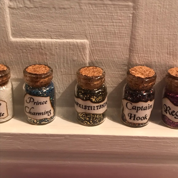 Mini Glitter Fairy Dust Tale Bottles Snow White Belle Capt Hook Dollhouse Jars - Picture 3 of 6